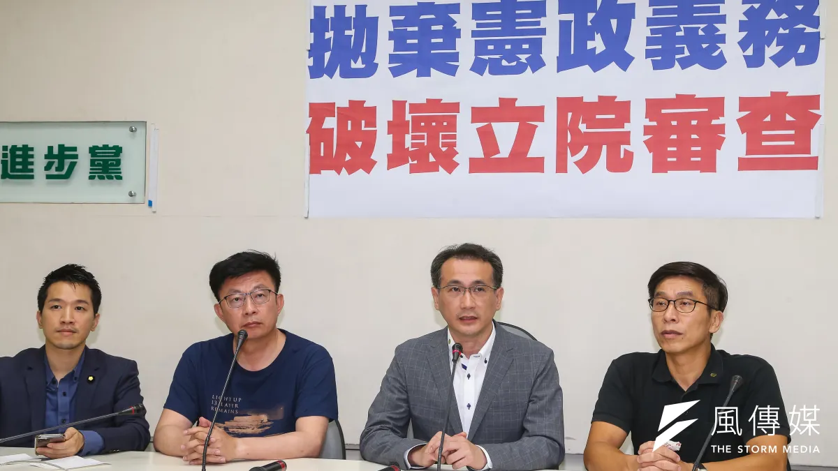 民進黨立法院黨團召開記者會痛批,國民黨暴力杯葛,甚至連立委助理都加入衝突,將在收集證據後,提出相關指控。(顏麟宇攝)