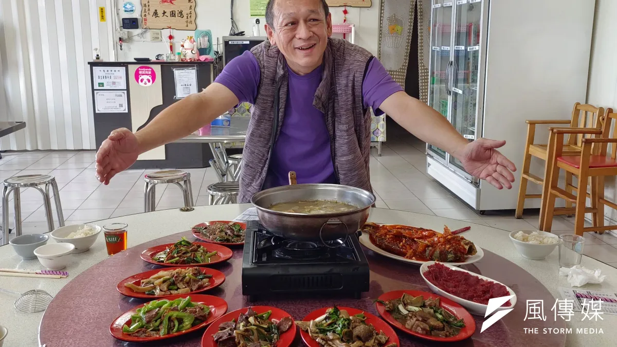 黃瑞隆經營黃家牛肉店堅持把關牛肉品質,很快就吸引一批忠實的粉絲。(圖/徐炳文攝)