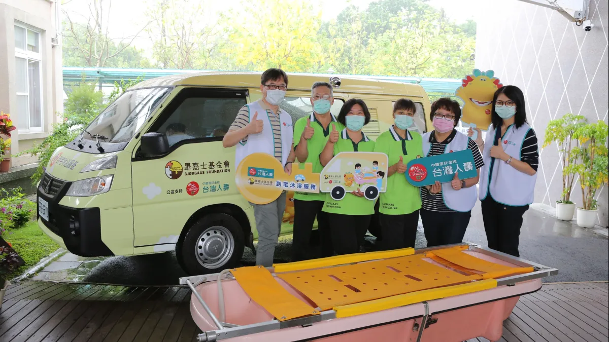 台灣人壽贊助畢嘉士到宅沐浴車汰舊換新,及時補足購置沐浴車及設備的經費,成為畢嘉士的最佳後援。(圖/台灣人壽提供)