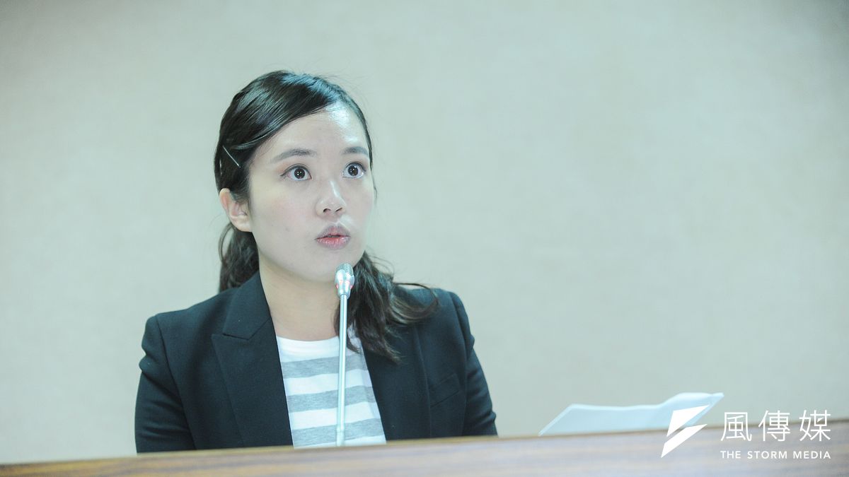 28歲的呂孫綾質詢憲兵濫搜民宅事件,國安局長楊國強回應「不是我的範圍」,呂孫綾繼續追問:「不是你的範圍,你是局長耶。」楊國強只好無奈說:「我當然是局長啊,郵局也是局長啊。」(林俊耀攝) 28歲的呂孫綾質詢憲兵濫搜民宅事件,國安局長楊國強回應「不是我的範圍」,呂孫綾繼續追問:「不是你的範圍,你是局長耶。」楊國強只好無奈說:「我當然是局長啊,郵局也是局長啊。」(林俊耀攝)