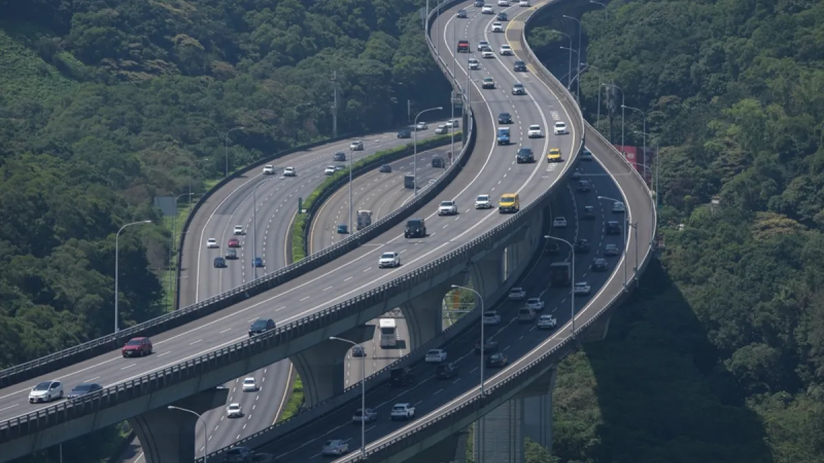 9月26日國道1號林口段車流。連假進入北返階段,高公局預估9月27日多處國道路段易壅塞。(資料照/中央社記者徐肇昌攝)