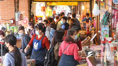 台北年貨大街,迪化街攤商。(顏麟宇攝)