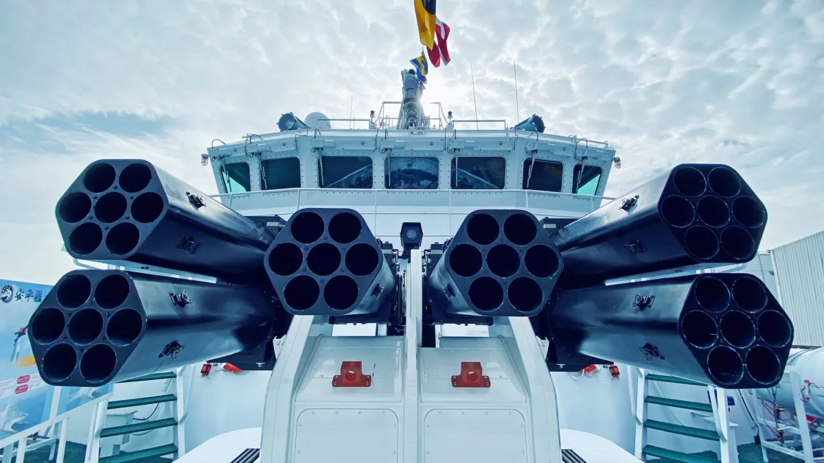 海巡署日前指出,「鎮海火箭彈」是中科院製造的武器系統,安平艦上共安裝6管,每管7發,共42枚火箭彈可發射。(海巡署提供)