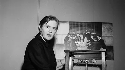 凱爾西任職美國FDA時,與藥秤合影。(美聯社)