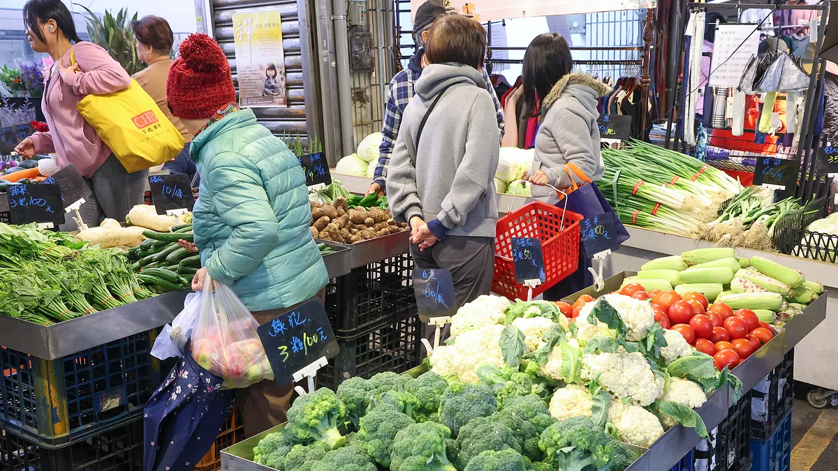 2024年底至今,國內蔬果和肉類價格持續飆漲,且較過去更為頻繁且長久。(資料照,顏麟宇攝) 2024年底至今,國內蔬果和肉類價格持續飆漲,且較過去更為頻繁且長久。(資料照,顏麟宇攝)