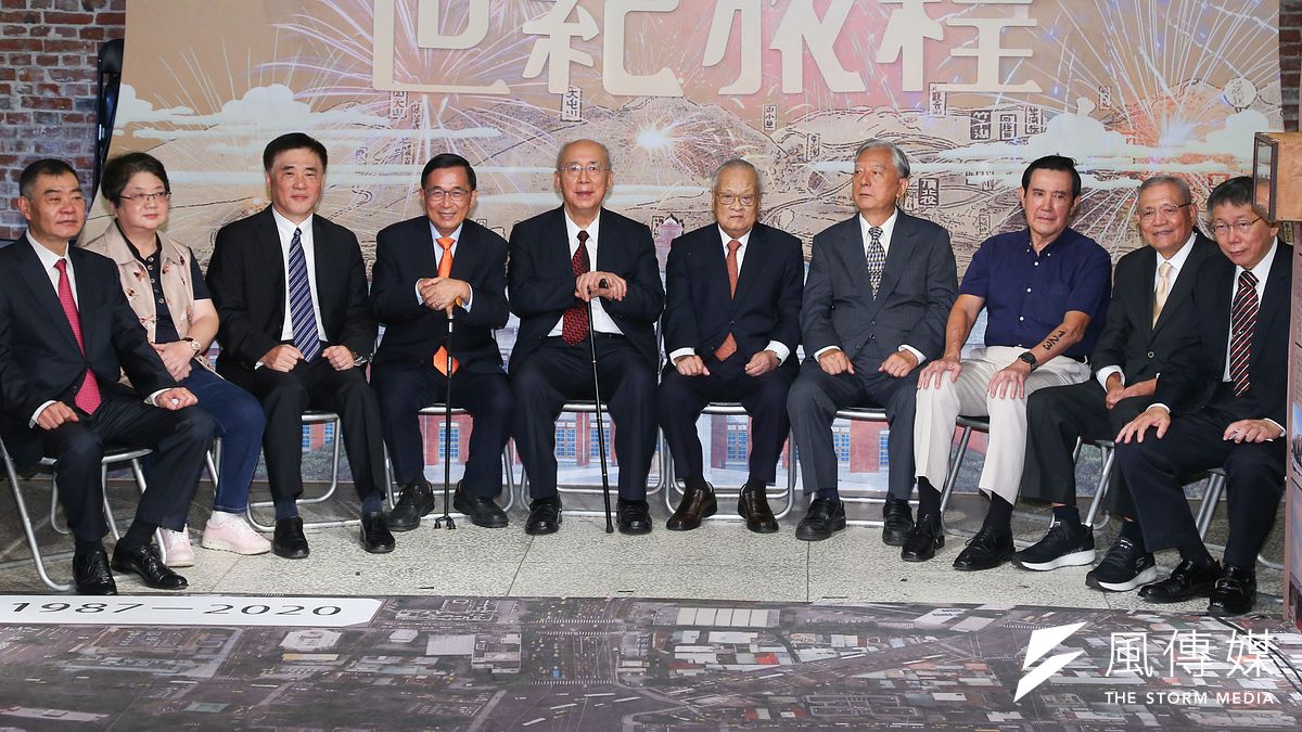 202001001-前台北市長郝龍斌(左三起)、陳水扁、吳伯雄、許水德、黃大洲、馬英九、台北市長柯文哲(右一)1日出席「臺北設市百年交流分享」。(顏麟宇攝) 202001001-前台北市長郝龍斌(左三起)、陳水扁、吳伯雄、許水德、黃大洲、馬英九、台北市長柯文哲(右一)1日出席「臺北設市百年交流分享」。(顏麟宇攝)