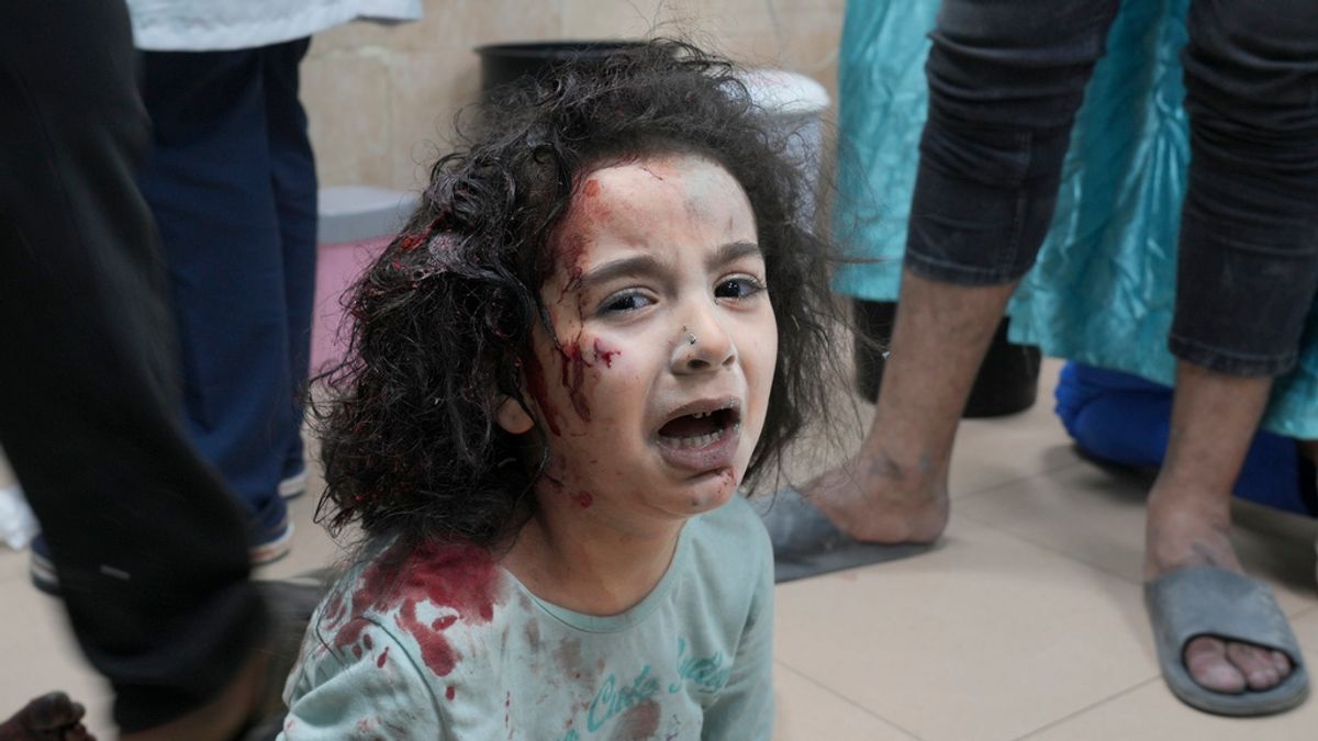 2023年11月2日,在以色列轟炸中受傷的巴勒斯坦兒童,被送往加薩走廊南部代爾巴拉赫的醫院接受救治。(美聯社) 2023年11月2日,在以色列轟炸中受傷的巴勒斯坦兒童,被送往加薩走廊南部代爾巴拉赫的醫院接受救治。(美聯社)