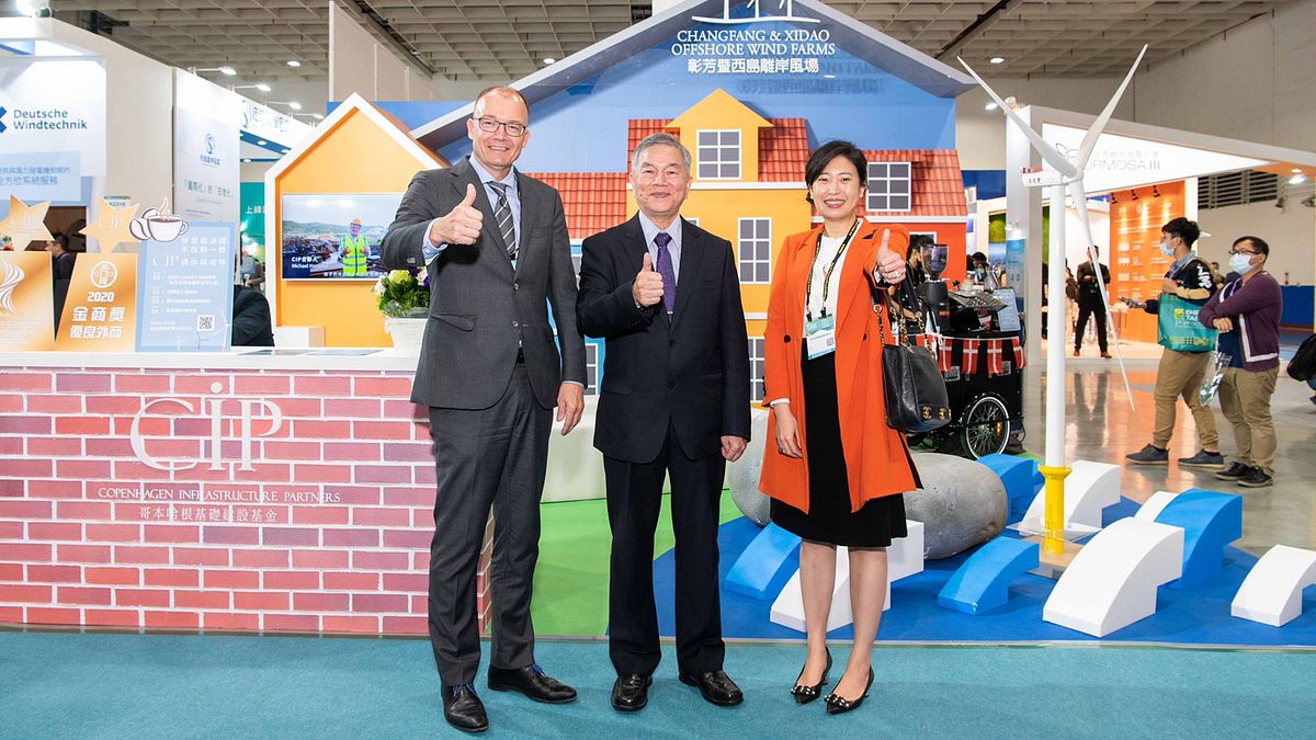 行政院副院長沈榮津(中)表示,在台灣與歐洲具有經驗的開發商、系統商、設備商合作下,離岸風電已見初步成果,未來2年內還會有新的示範風場,樂見外資投資台灣,共創雙贏。(CIP 提供) 行政院副院長沈榮津(中)表示,在台灣與歐洲具有經驗的開發商、系統商、設備商合作下,離岸風電已見初步成果,未來2年內還會有新的示範風場,樂見外資投資台灣,共創雙贏。(CIP 提供)