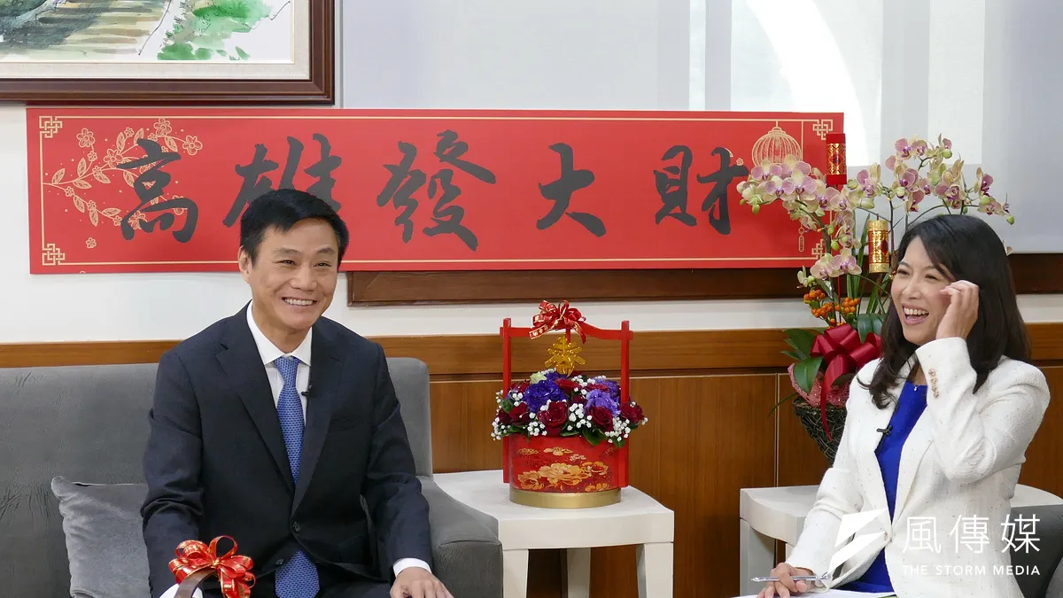 高雄市議長許崑源(左)表示,議會絕對嚴格監督市府,針對輕軌二階工程,輕軌無罪,只是設計不當,相信韓國瑜市長會傾聽民意進行改善。(圖/徐炳文攝)