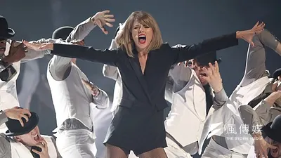 美國歌手泰勒絲在2015全英音樂獎上演出(美聯社)