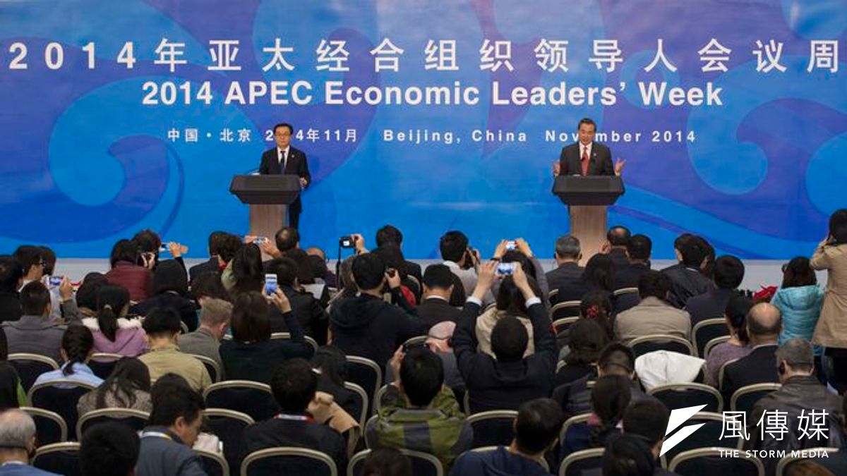 中國外交部長王毅(右)和商務部長高虎城8日共同舉行記者會,說明APEC部長級會議成果。(美聯社) 中國外交部長王毅(右)和商務部長高虎城8日共同舉行記者會,說明APEC部長級會議成果。(美聯社)