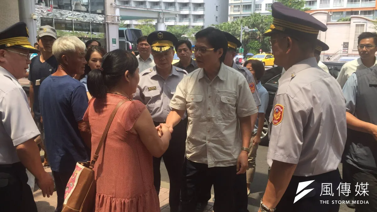 新北市板橋吳姓男子砍傷警察-內政部長葉俊榮與警政署長陳國恩前往醫院探視。(取自NPA署長室)