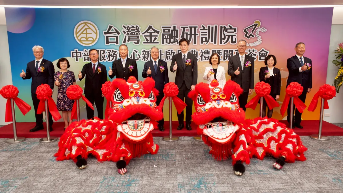 台灣金融研訓院院長高一誠(左起)、中央存保總經理鄭明慧、三信銀行董事長廖松岳、台中市財政局副局長游孟樫、台灣金融研訓院董事長雷仲達、金管會銀行局主任秘書周正山、信託公會秘書長呂蕙容、三信銀行總經理李世昭、華南銀行協理劉秀鈴、台灣金融研訓院副院長林仲威,17日於中部服務中心喬遷儀式合影。(研訓院提供)