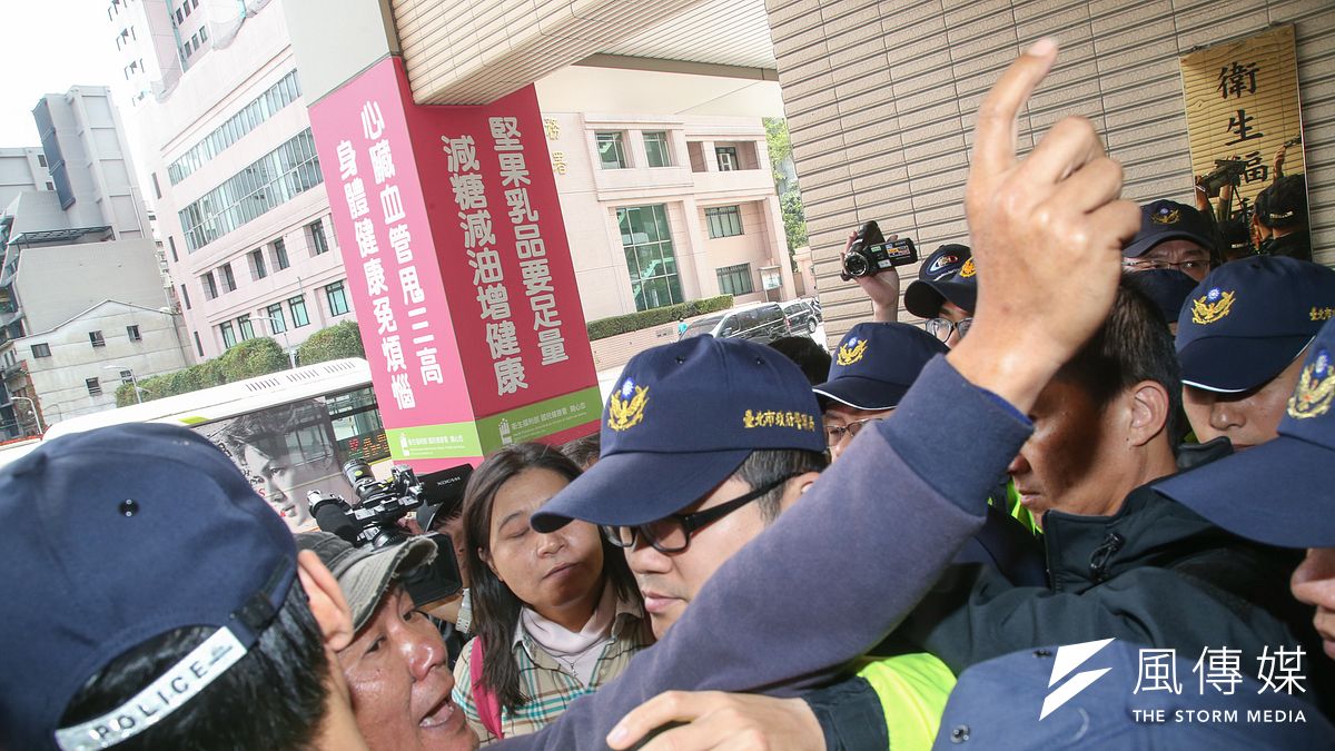 國健署7日召開「六輕石化區對附近學童之流行病學研究」專家學者會議,環團在場外召開記者會、舉海報抗議,並欲進入會場旁聽遭拒,與警方發生推擠。(陳明仁攝) 國健署7日召開「六輕石化區對附近學童之流行病學研究」專家學者會議,環團在場外召開記者會、舉海報抗議,並欲進入會場旁聽遭拒,與警方發生推擠。(陳明仁攝)