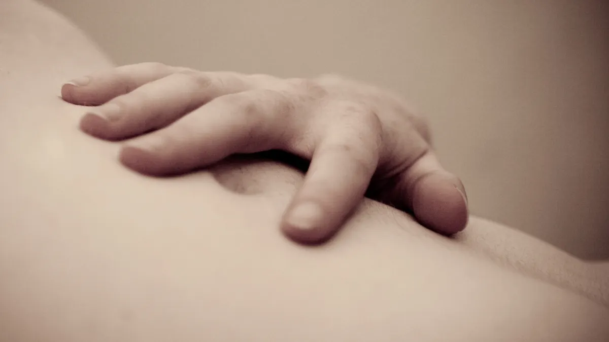 讓陌生人愛撫自己的身體,這個活動近年來在歐美國家越來越盛行(圖/julien haler@flickr) 讓陌生人愛撫自己的身體,這個活動近年來在歐美國家越來越盛行(圖/julien haler@flickr)