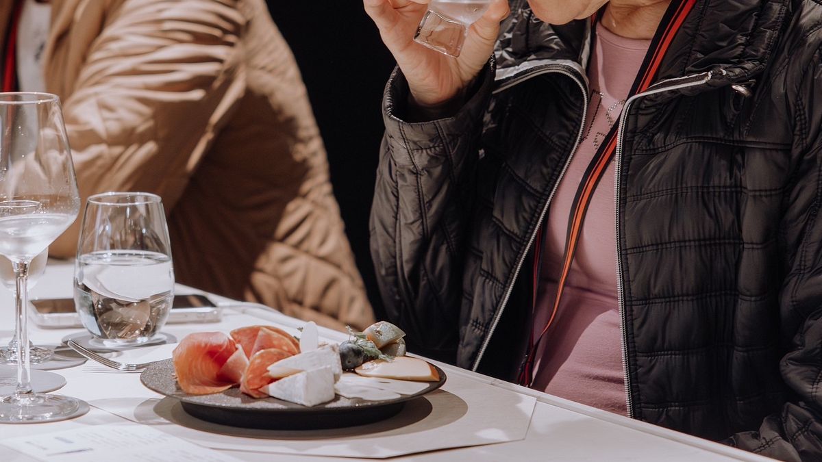 在產季期間,搭乘鳴日號體驗地酒品飲,還有機會品嘗到最當季的國產藍莓-酒後不開車,飲酒過量有礙健康。(圖/農業部農村水保署臺中分署) 在產季期間,搭乘鳴日號體驗地酒品飲,還有機會品嘗到最當季的國產藍莓-酒後不開車,飲酒過量有礙健康。(圖/農業部農村水保署臺中分署)