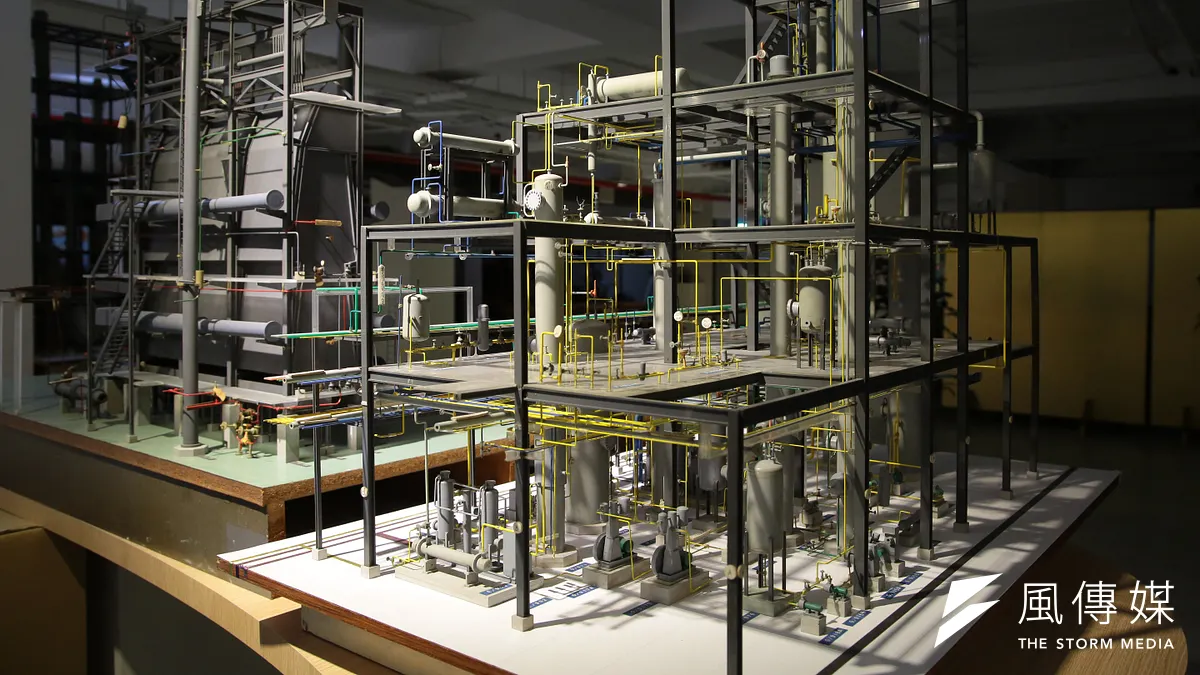 高雄氣爆案判決結果,榮化董事長李謀偉將處4年有期徒刑。圖為李長榮化工公司總部廠房模型。(顏麟宇攝) 高雄氣爆案判決結果,榮化董事長李謀偉將處4年有期徒刑。圖為李長榮化工公司總部廠房模型。(顏麟宇攝)