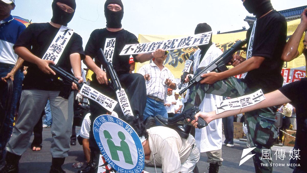 全民健保剛推行時,曾引起部分團體抗議,沒想到現在變成台灣民眾最滿意的政策。 (新新聞資料照) 全民健保剛推行時,曾引起部分團體抗議,沒想到現在變成台灣民眾最滿意的政策。 (新新聞資料照)