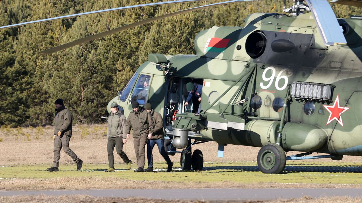 2022年2月28日,烏克蘭代表團抵達白羅斯(白俄羅斯)與烏克蘭交界地區,與俄羅斯代表團展開談判(AP) 2022年2月28日,烏克蘭代表團抵達白羅斯(白俄羅斯)與烏克蘭交界地區,與俄羅斯代表團展開談判(AP)