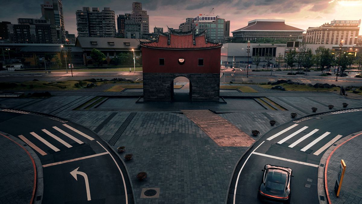 保時捷Taycan在台灣街頭低調現身,以其洗鍊身影演繹「Soul, electrified. 電掣神馳」的寂靜魅力。(圖/台灣保時捷提供) 保時捷Taycan在台灣街頭低調現身,以其洗鍊身影演繹「Soul, electrified. 電掣神馳」的寂靜魅力。(圖/台灣保時捷提供)