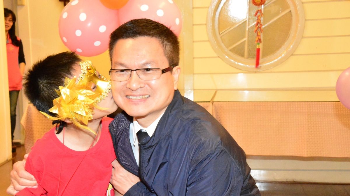 寄養童被美籍夫婦收養 「縣長爸爸」魏明谷歡送不捨 寄養童被美籍夫婦收養 「縣長爸爸」魏明谷歡送不捨