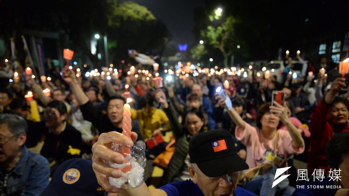 反年改團體八百壯士在立法院群賢樓外,以燭光晚會替繆德生集氣祈福。(甘岱民攝) 反年改團體八百壯士在立法院群賢樓外,以燭光晚會替繆德生集氣祈福。(甘岱民攝)