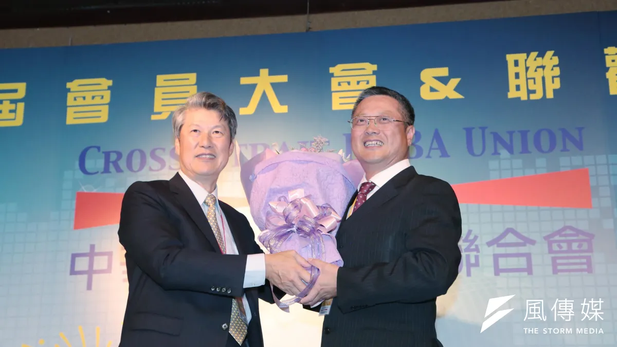 前任理事長宋貴修(左)將印信交予,現任黄烱輝理事長,象徵中華兩岸EMBA聯合會邁向新的里程碑。(圖/陳又嘉攝)