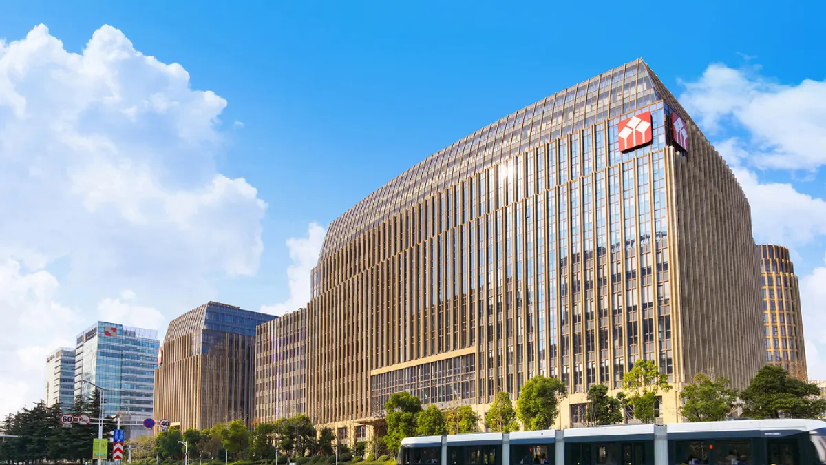 中資華泰證券集團子公司以外資身分到兆豐銀行參加聯貸案協調會。(圖/擷取自華泰證券官網) 中資華泰證券集團子公司以外資身分到兆豐銀行參加聯貸案協調會。(圖/擷取自華泰證券官網)