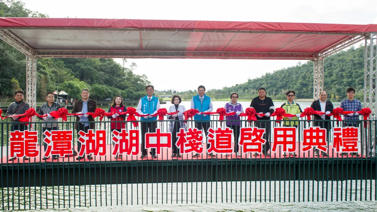 龍潭湖湖中棧道今啟用,採人車分道設計,提供遊客更友善的休憩環境。(圖/宜蘭縣政府提供)