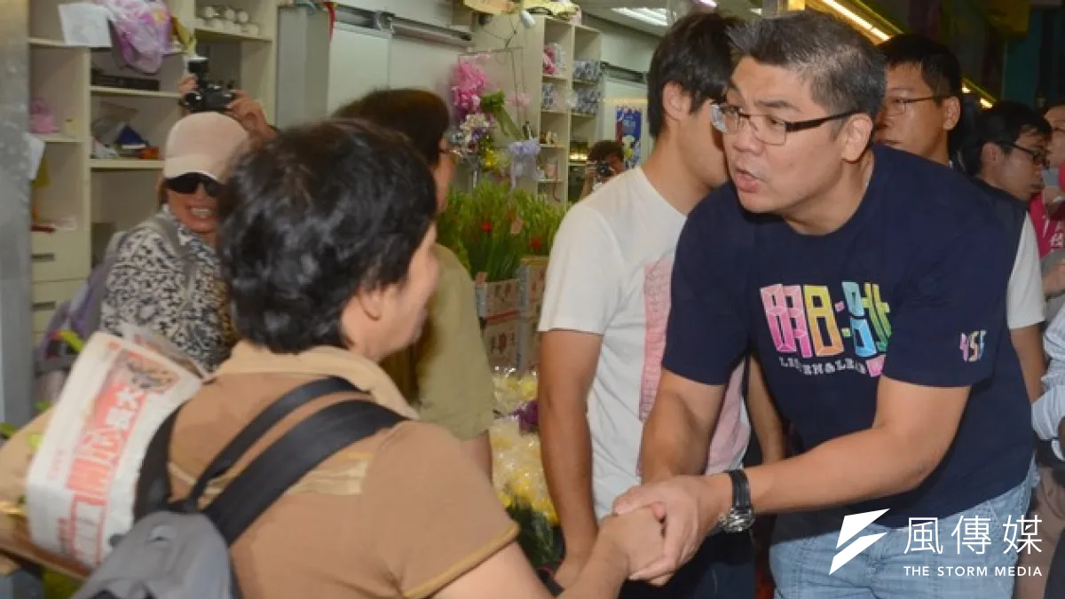 國民黨台北市長參選人連勝文競選總部今(27)日成立,了解選舉的藍營人士建議,連勝文應回防基本盤,不要每天和對手「鬥嘴鼓」,對選票無益。(圖為連勝文拜訪內湖花卉市場-宋小海攝)