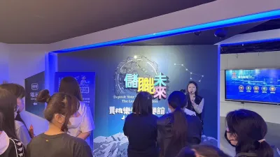 桃竹苗分署在賈桃樂學習主題館舉辦「弱勢青少年職達成功活動」運用科技互動體驗設施,協助青少年釐清職涯方向及提升求職能力。(圖/勞動力發展署桃竹苗分署提供)