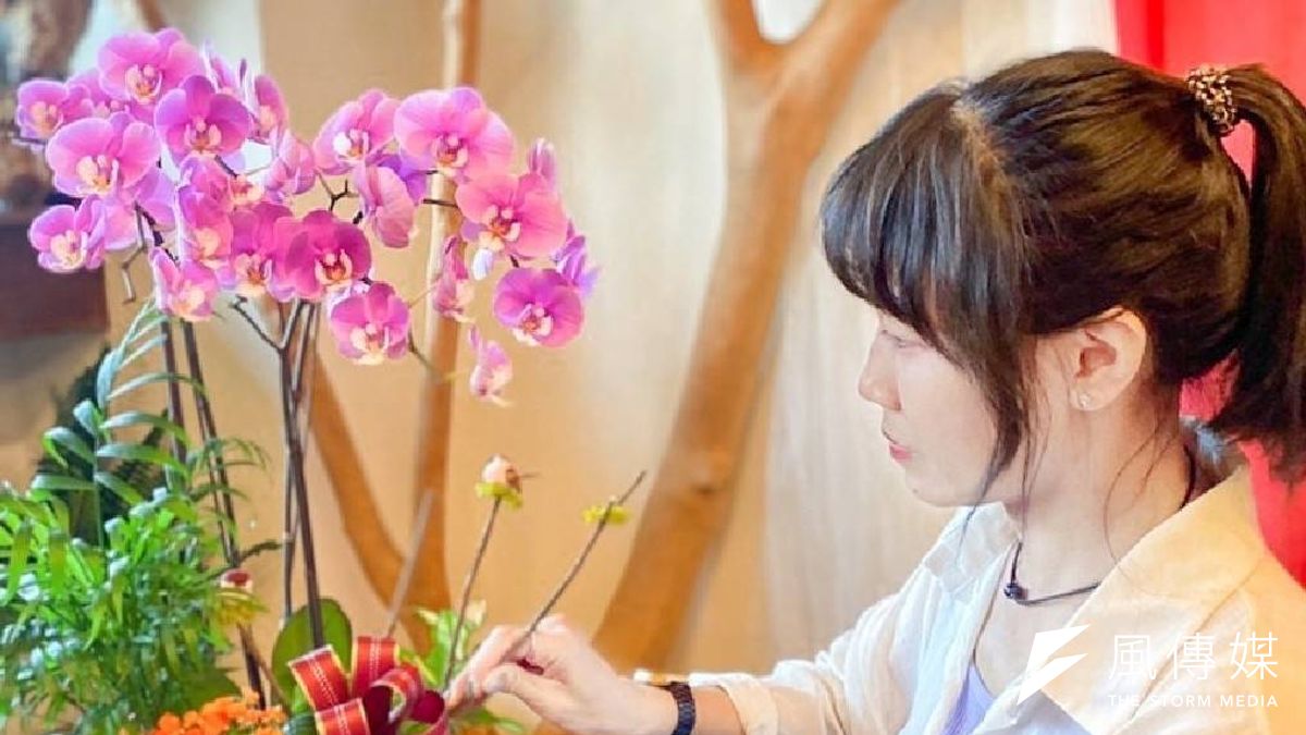 透過蝴蝶蘭組合盆栽的fun手作,走入花卉美學,與花共舞。(圖/徐炳文攝) 透過蝴蝶蘭組合盆栽的fun手作,走入花卉美學,與花共舞。(圖/徐炳文攝)