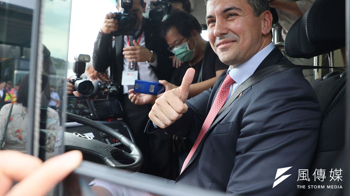 2023年7月13日,巴拉圭總統當選人潘尼亞參訪台灣成運汽車電動巴士。(柯承惠攝) 2023年7月13日,巴拉圭總統當選人潘尼亞參訪台灣成運汽車電動巴士。(柯承惠攝)