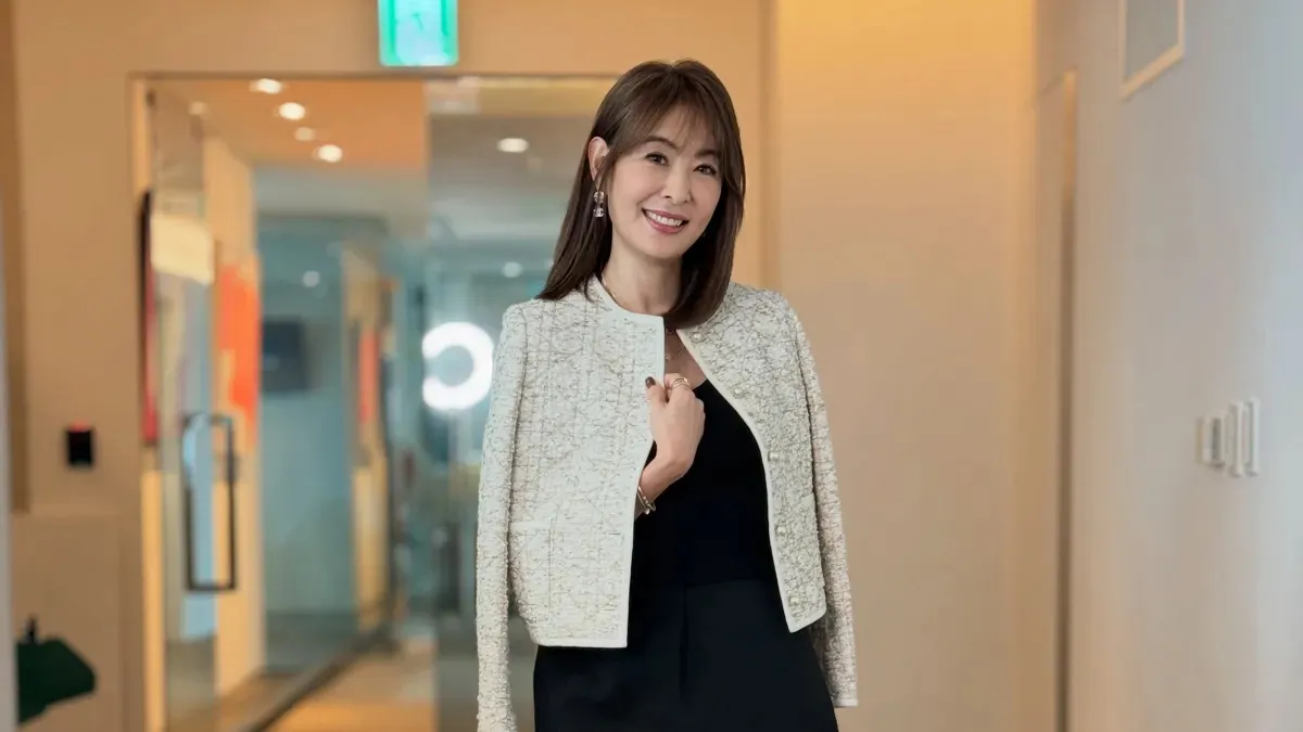 在立法院備詢時把外套披在肩上的台北101董事長賈永婕(見圖),被立委賴惠員提醒要符合「國會殿堂標準」,賴卻意外被炎上。(圖/翻攝自賈永婕的跑跳人生臉書粉絲專頁)