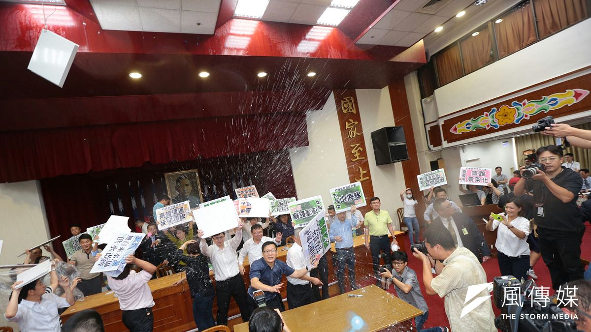 立法院第2次臨時會審查前瞻基礎建設特別預算,藍委向綠委丟水球,綠委用板子阻擋。(顏麟宇攝) 立法院第2次臨時會審查前瞻基礎建設特別預算,藍委向綠委丟水球,綠委用板子阻擋。(顏麟宇攝)