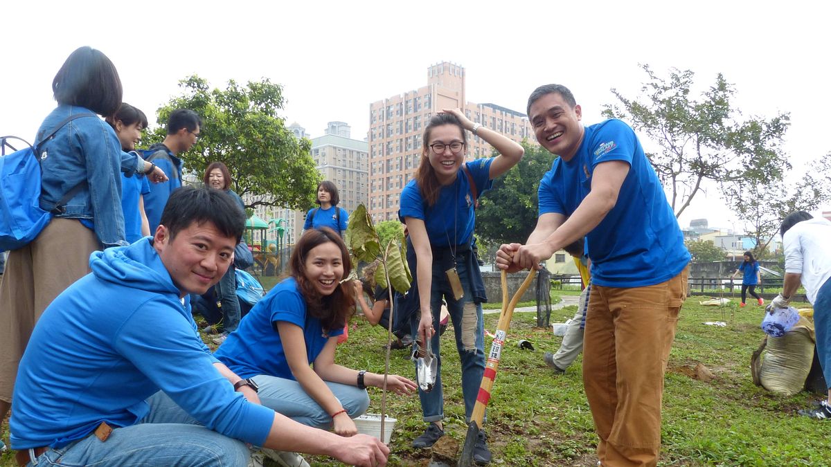 台灣華特迪士尼26位志工遠道從台北趕到新竹市參加種家樹活動。(圖/新竹市政府提供) 台灣華特迪士尼26位志工遠道從台北趕到新竹市參加種家樹活動。(圖/新竹市政府提供)