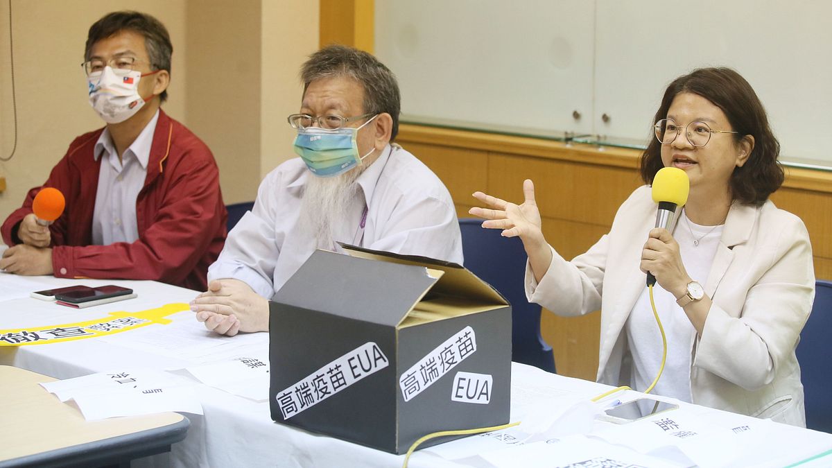 撤銷高端EUA公投領銜人王文心(右)及共同提案人醫師蘇偉碩(左)、律師張靜(中)說明提案理由。(柯承惠攝) 撤銷高端EUA公投領銜人王文心(右)及共同提案人醫師蘇偉碩(左)、律師張靜(中)說明提案理由。(柯承惠攝)