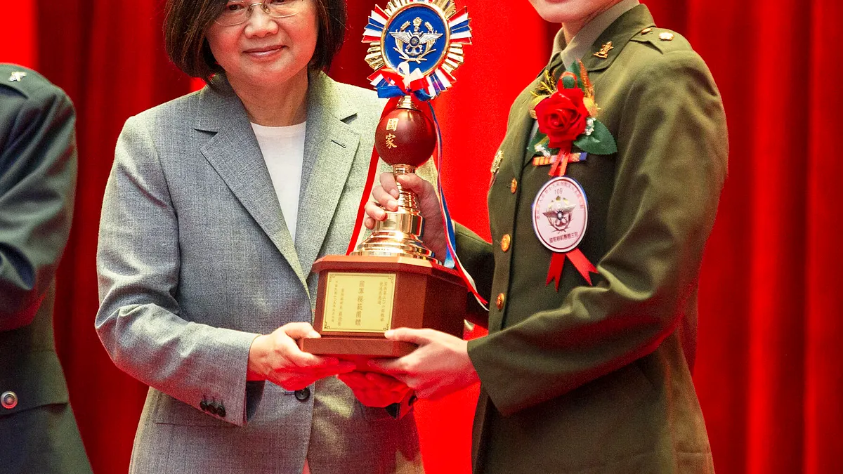 國防部每年都會在軍人節前選出「模範團體主官」,其中1名是憲兵快反連長嚴培文少校,獲得總統蔡英文親自頒獎。(取自總統府Flickr) 國防部每年都會在軍人節前選出「模範團體主官」,其中1名是憲兵快反連長嚴培文少校,獲得總統蔡英文親自頒獎。(取自總統府Flickr)