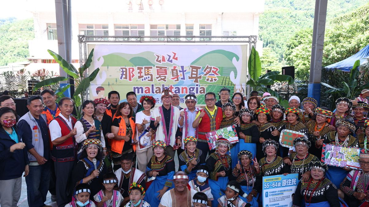 高雄那瑪夏舉辦射耳祭暨傳統技能競賽活動,高雄市長陳其邁出席參加。(圖/高市原民會提供) 高雄那瑪夏舉辦射耳祭暨傳統技能競賽活動,高雄市長陳其邁出席參加。(圖/高市原民會提供)