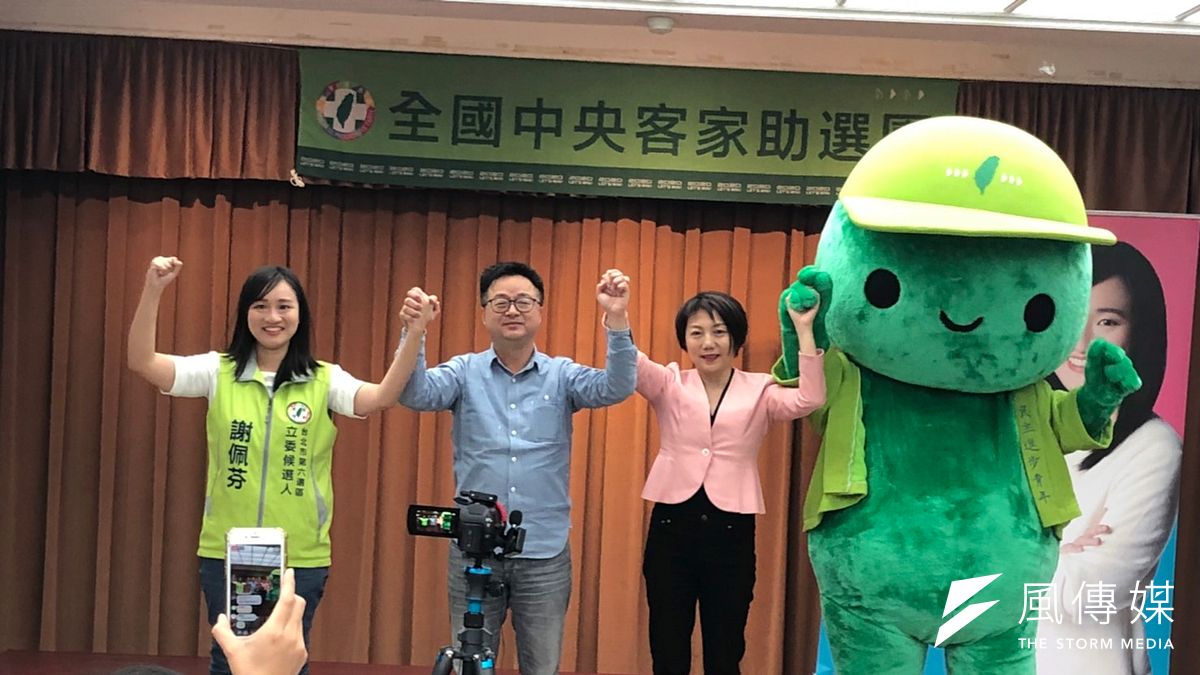 民進黨16日為立委參選人謝佩芬(左起)舉辦客家助選活動,秘書長羅文嘉攜謝佩芬及社民黨創黨召集人范雲進場,並當場宣布范雲加入民進黨。(顏振凱攝) 民進黨16日為立委參選人謝佩芬(左起)舉辦客家助選活動,秘書長羅文嘉攜謝佩芬及社民黨創黨召集人范雲進場,並當場宣布范雲加入民進黨。(顏振凱攝)