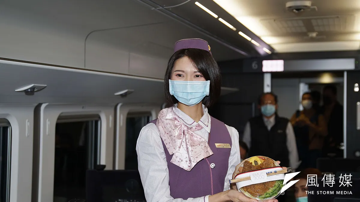 台鐵EMU3000型城際列車將於29日起上線營運,每列車配備一節商務車廂「騰雲座艙」,並有專屬服務員還提供餐飲服務。(盧逸峰攝)