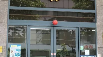 台南市警察局督察室調查出爐,指9月底報案的女大生一事,受理案件的高姓警員未開立三聯單,歸仁分局長楊慶裕被拔官。示意圖非本事件派出所。(擷取自Google地圖)