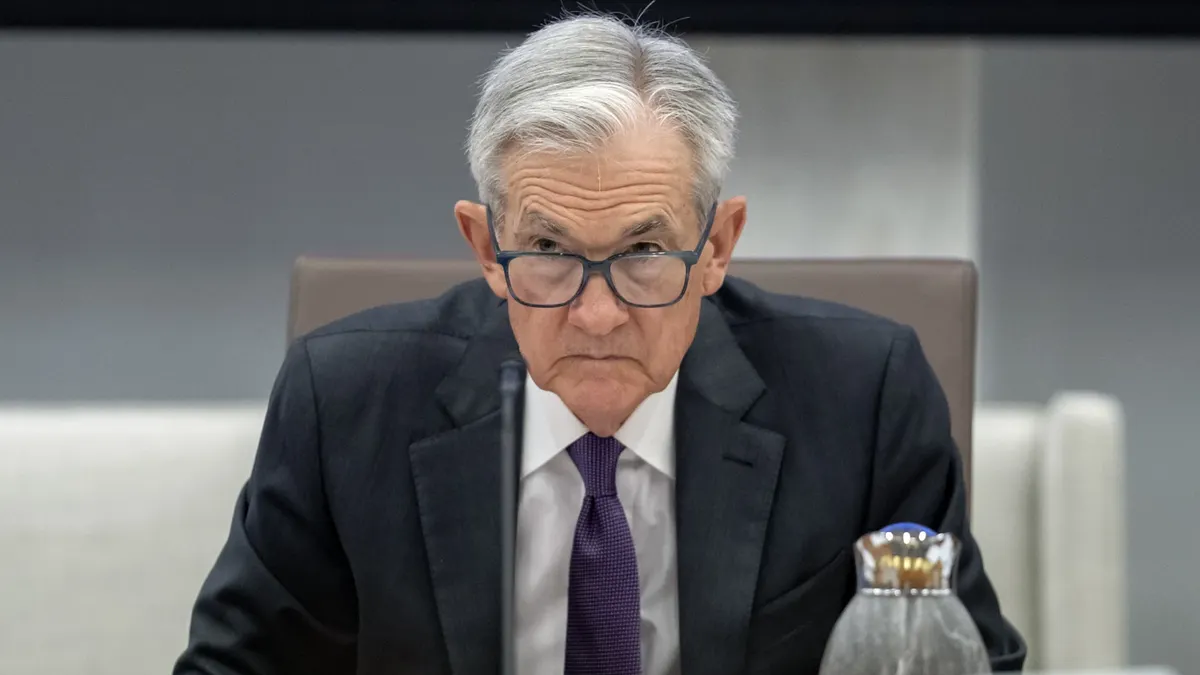 美國聯準會(Fed)是否會在12月做出降息的重大決定,成為全球金融市場的焦點。近來,Fed的決策官員們對於貨幣政策立場出現了嚴重的分歧,使支持降息(鴿派)與傾向暫停(鷹派)的兩大陣營票數幾乎勢均力敵。經濟學家普遍認為,為了延續目前夏季開始的脆弱經濟復甦,Fed很可能還是會選擇降息。(美聯社) 美國聯準會(Fed)是否會在12月做出降息的重大決定,成為全球金融市場的焦點。近來,Fed的決策官員們對於貨幣政策立場出現了嚴重的分歧,使支持降息(鴿派)與傾向暫停(鷹派)的兩大陣營票數幾乎勢均力敵。經濟學家普遍認為,為了延續目前夏季開始的脆弱經濟復甦,Fed很可能還是會選擇降息。(美聯社)