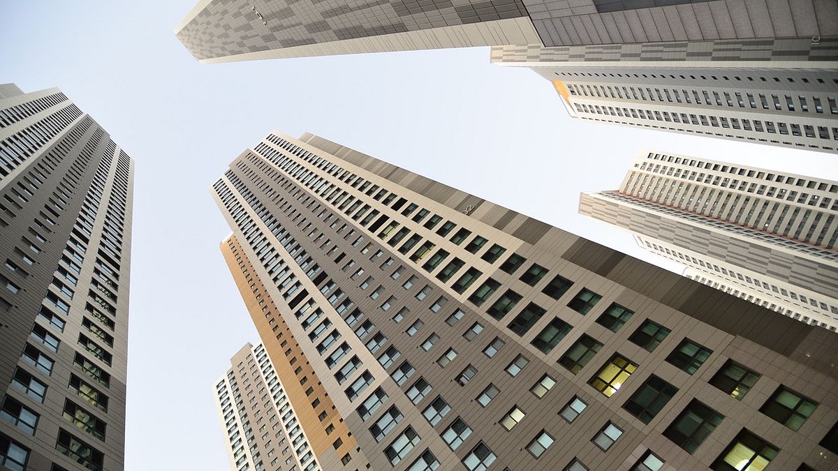 北市一位宮姓男子躲通緝11年,強佔一棟住商大樓1-3樓改成套房還收租賺千萬。(示意圖/Pixabay) 北市一位宮姓男子躲通緝11年,強佔一棟住商大樓1-3樓改成套房還收租賺千萬。(示意圖/Pixabay)