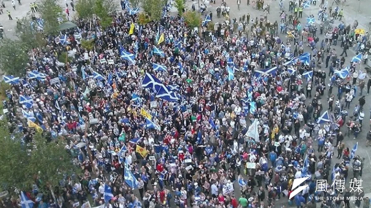 包圍BBC蘇格蘭總部的抗議民眾(BBC Scotland官方推特)
