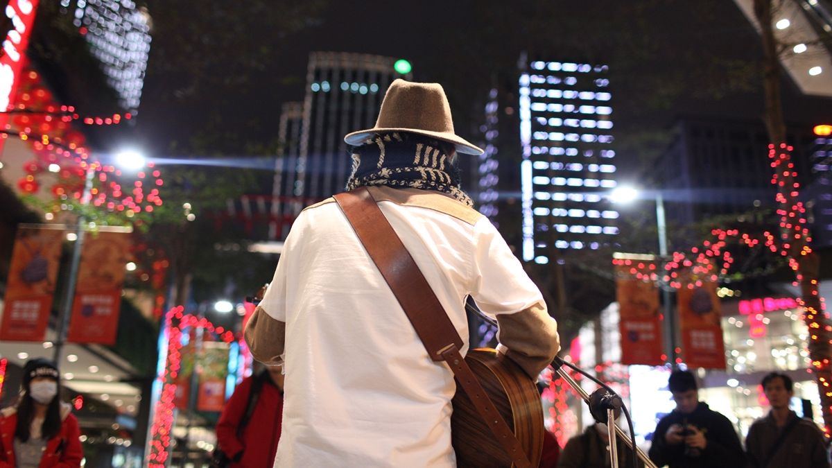 街頭,就是他的出發點。(圖/野人提供) 街頭,就是他的出發點。(圖/野人提供)