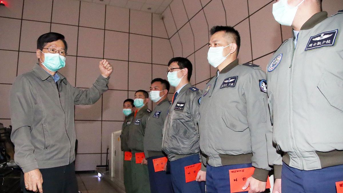 中共多型軍機分別在本月9日、10日兩天,接連在台灣周邊空域活動,國防部長嚴德發(左)昨(11)日更前往位於台北蟾蜍山的空軍作戰指揮部聽取簡報、勉勵飛行員。(取自軍聞社) 中共多型軍機分別在本月9日、10日兩天,接連在台灣周邊空域活動,國防部長嚴德發(左)昨(11)日更前往位於台北蟾蜍山的空軍作戰指揮部聽取簡報、勉勵飛行員。(取自軍聞社)