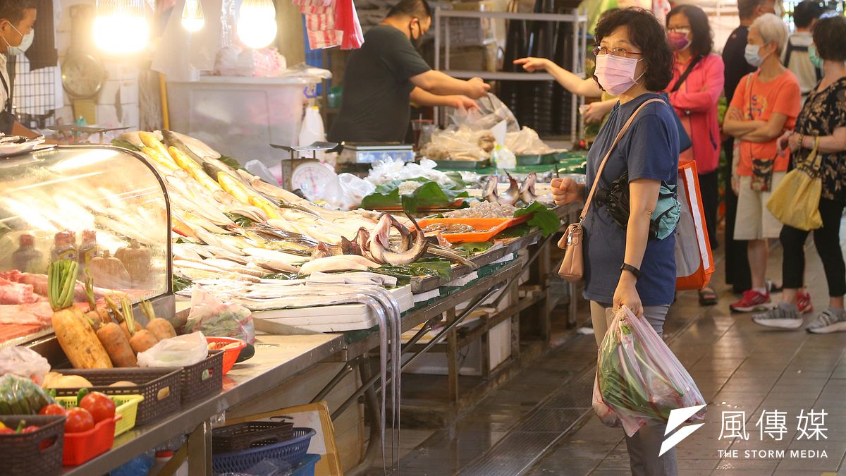 疫情升溫,訊息紛亂,一則台北只剩39處市場開放就是誤傳。圖為民眾配戴口罩至傳統市場採買。(顏麟宇攝) 疫情升溫,訊息紛亂,一則台北只剩39處市場開放就是誤傳。圖為民眾配戴口罩至傳統市場採買。(顏麟宇攝)