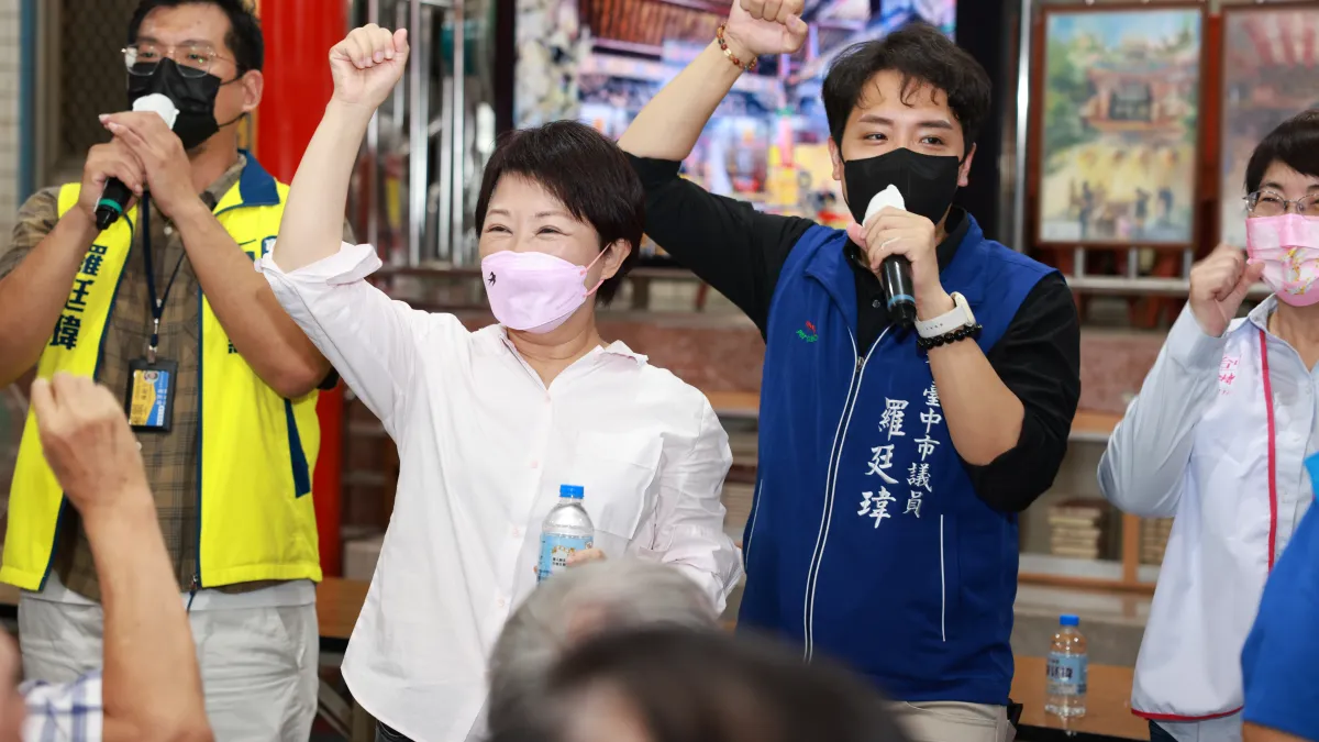 盧秀燕今日晚間連趕兩場選務行程,並攜手議員羅廷瑋及議員候選人鄭伯其懇請選民支持。(圖/盧秀燕競選總部提供)