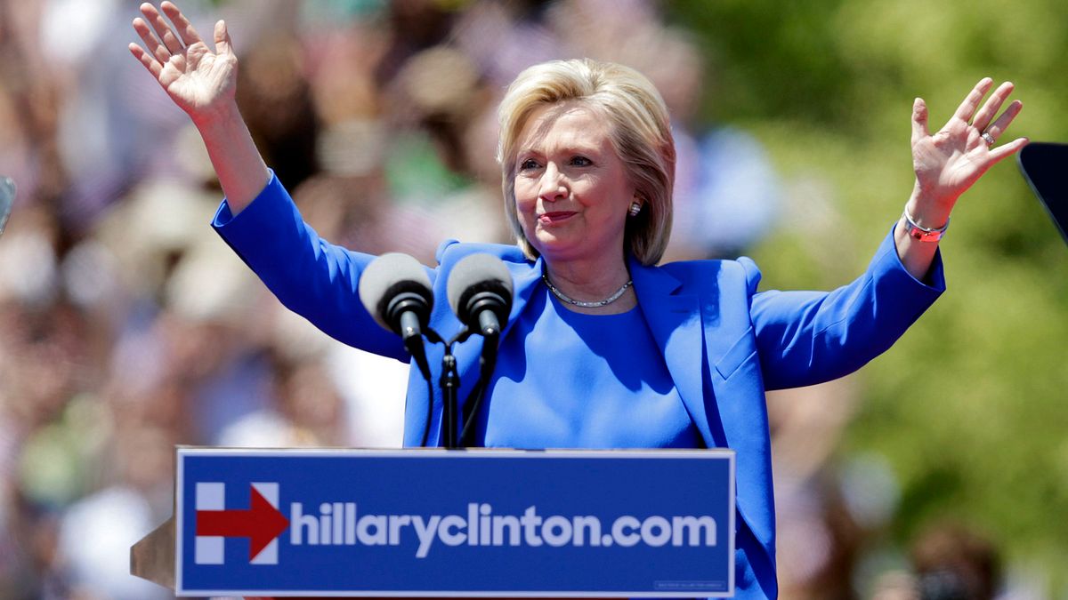 希拉蕊13日於美國紐約舉辦首場競選造勢大會。(美聯社) 希拉蕊13日於美國紐約舉辦首場競選造勢大會。(美聯社)